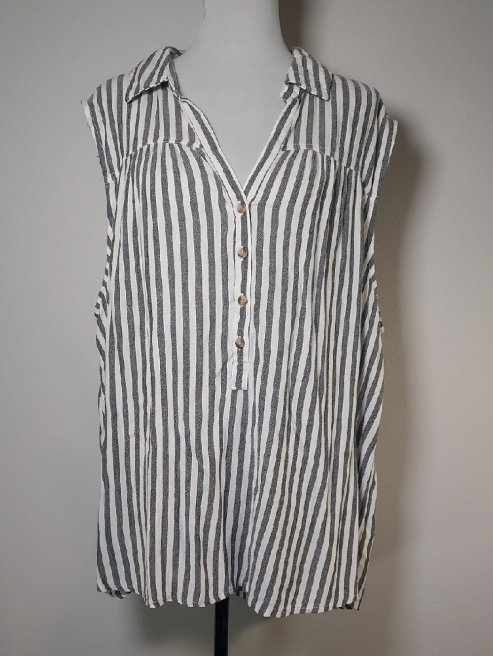 Time and Tru Black White Vertical Stripe Sleeveless V-Neck Shirt XXL